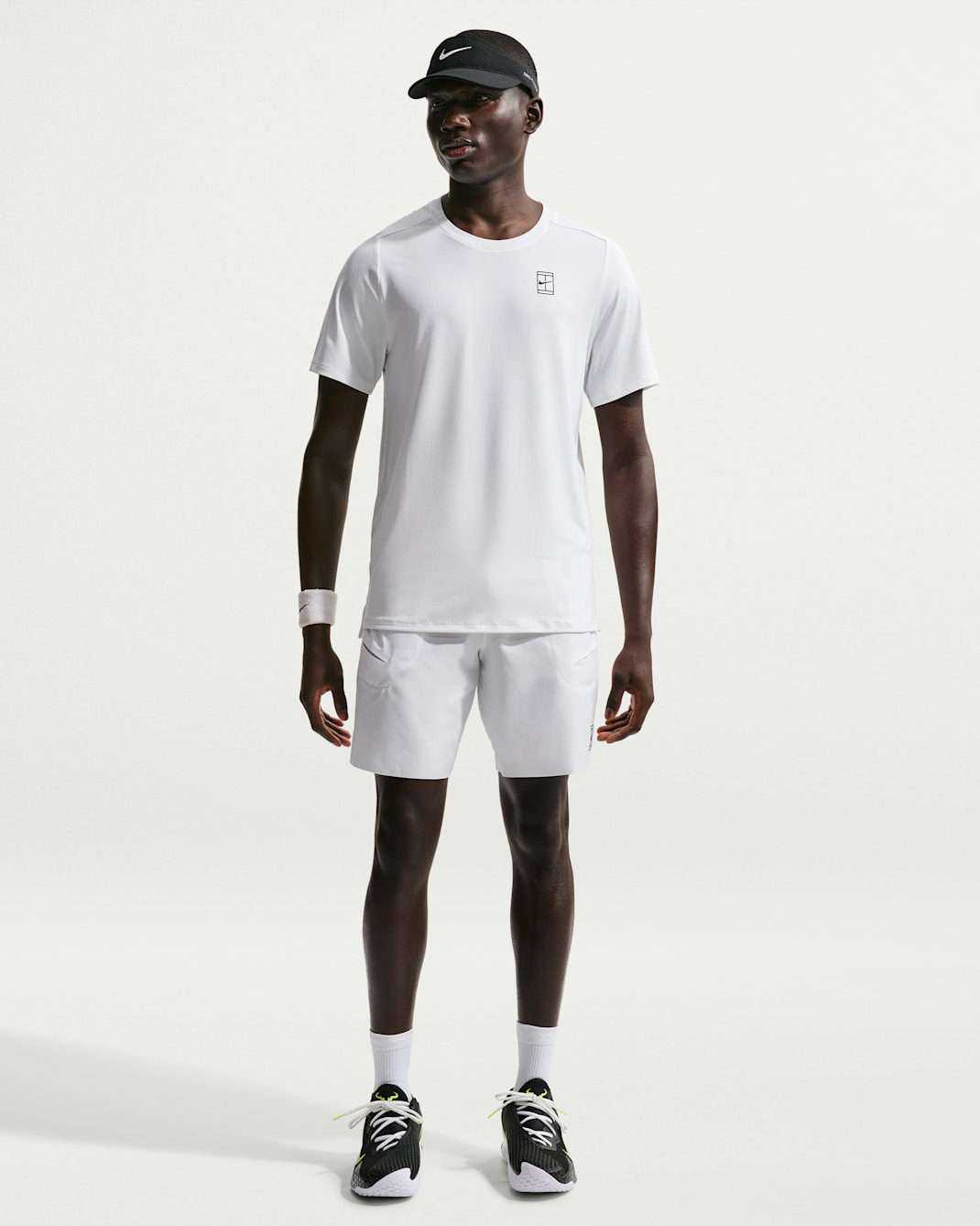 NikeCourt Advantage Dri-FIT 20 cm Erkek Tenis Şortu - Beyaz/Siyah
