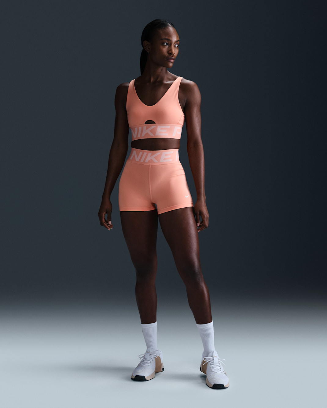 Shorts de ciclismo de tiro alto de 8 cm para mujer Nike Pro Sculpt - Ágata melocotón/Blanco