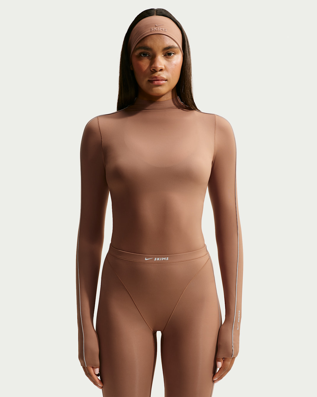 Långärmad tröja NikeSKIMS Weightless med ståkrage för kvinnor - NSKM Carob Brown