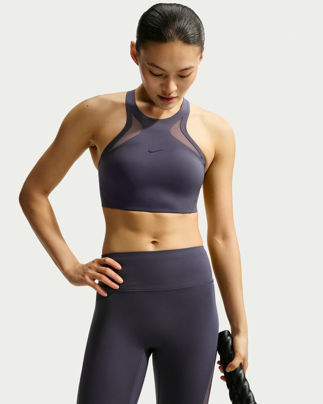 สปอร์ตบราตาข่ายซัพพอร์ตระดับกลางผู้หญิง Nike Universa - Gridiron/Gridiron/Purple Dynasty