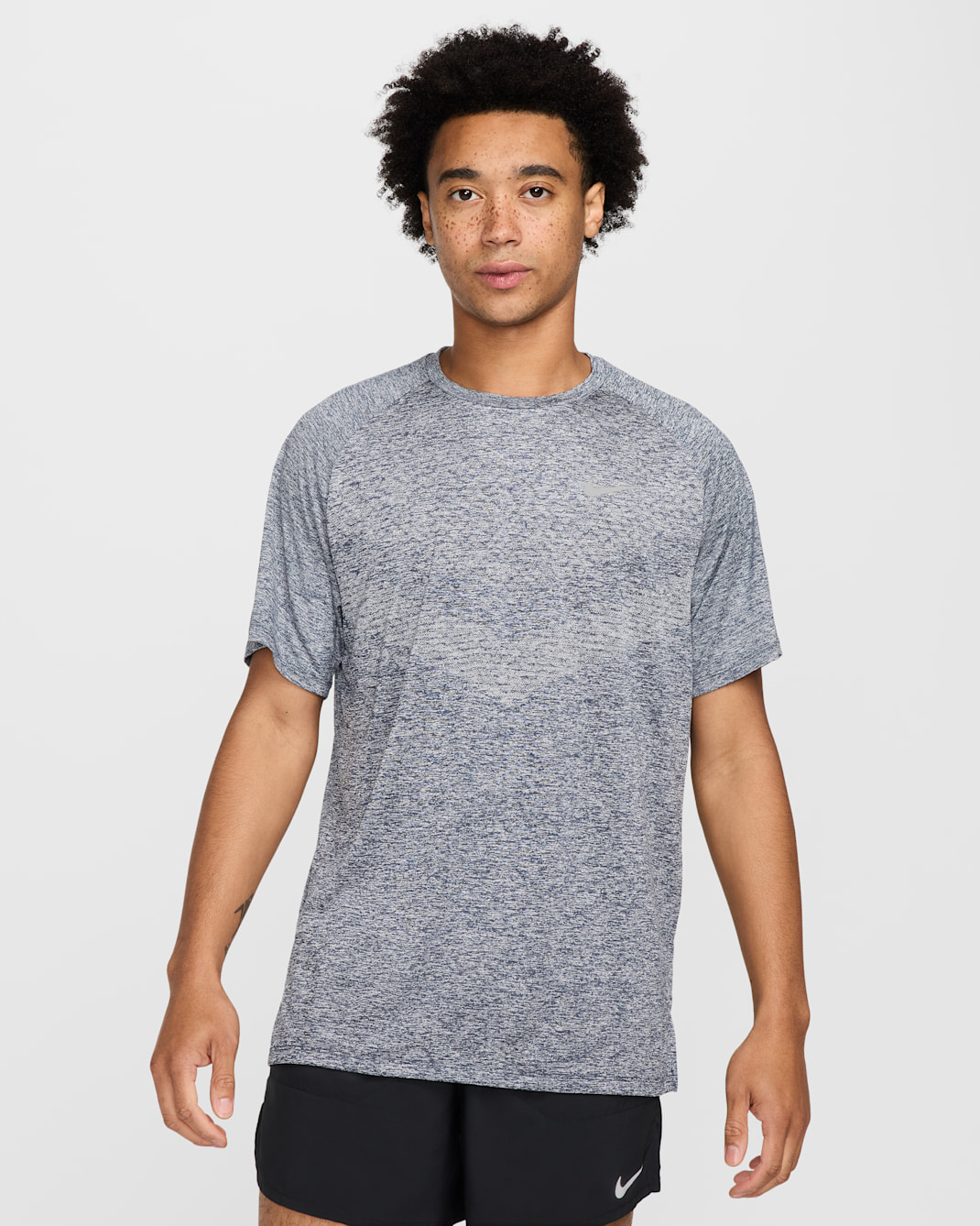 Playera de correr de manga corta Dri-FIT ADV para hombre Nike Stride - Trueno azul/Jaspeado