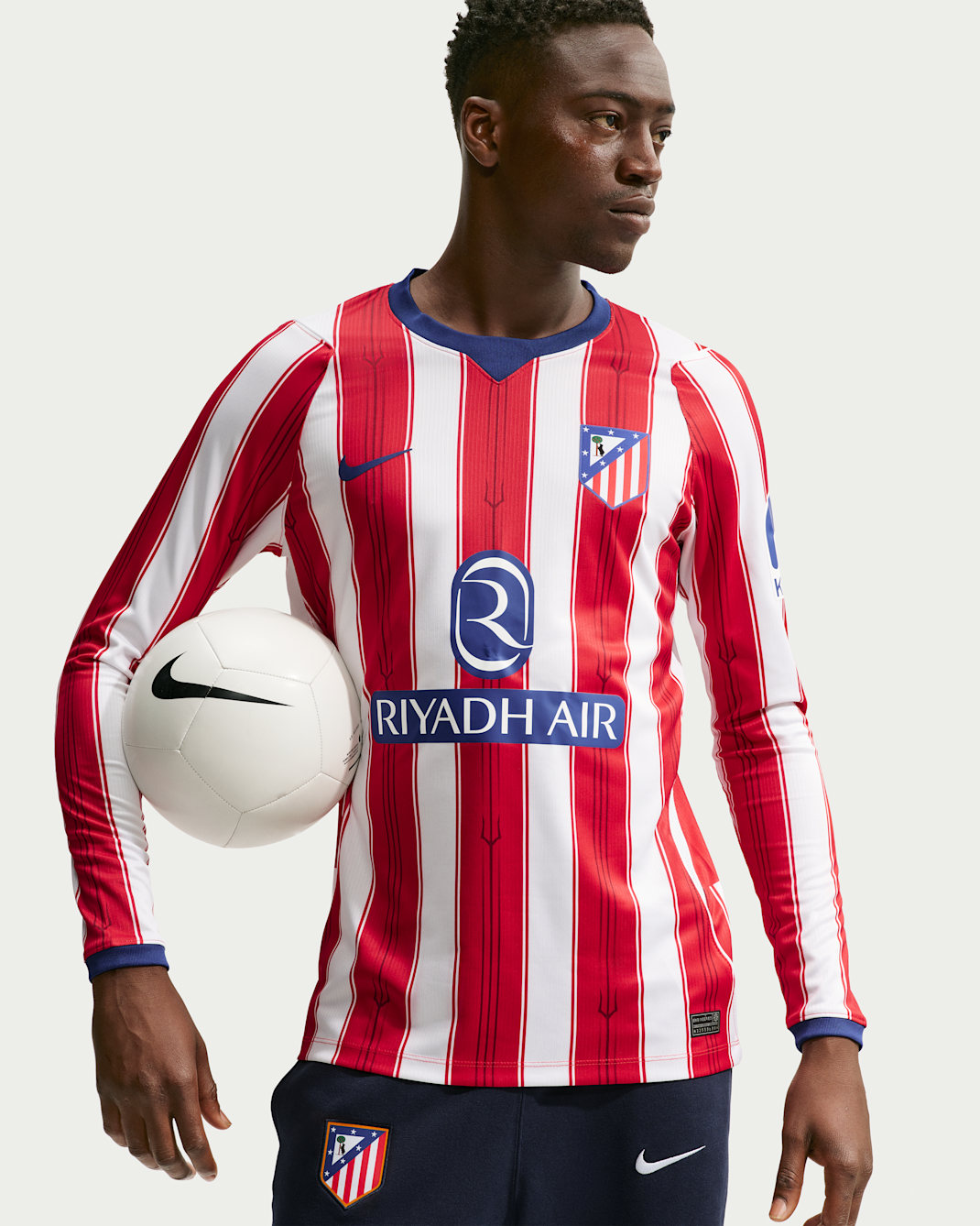 Jersey de futbol de manga larga Nike Dri-FIT Replica del Club Atlético de Madrid local 2026/27 Stadium para hombre - Blanco/Rojo universitario/Azul royal intenso/Azul royal intenso