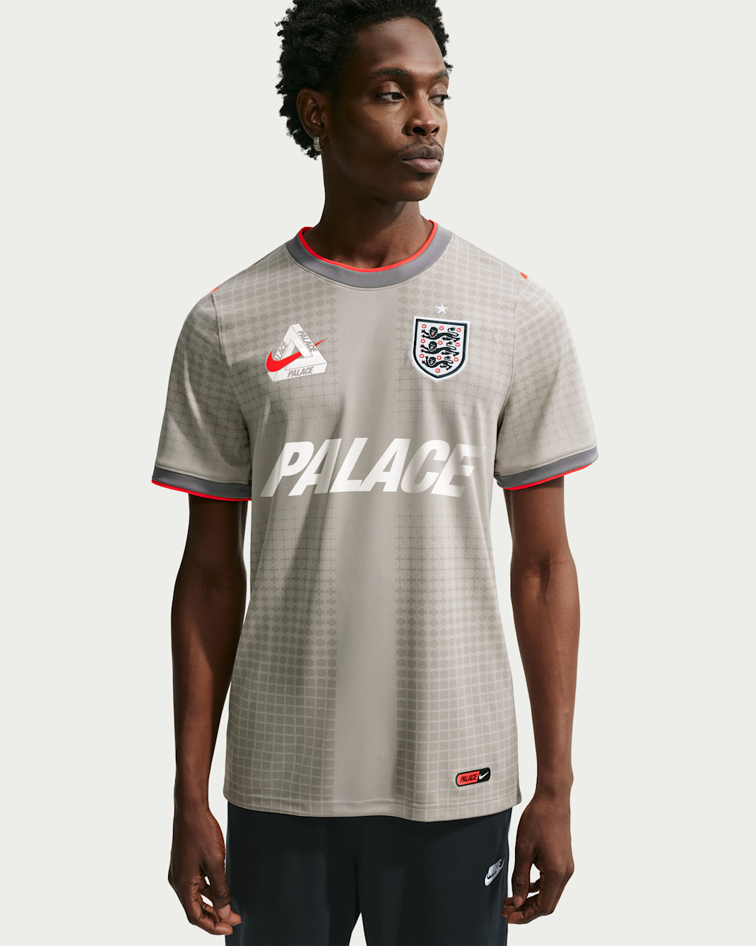 Playera de futbol de manga corta Academy Pro para hombre del England x Palace - Gris peltre/Carmesí brillante/Carmesí brillante