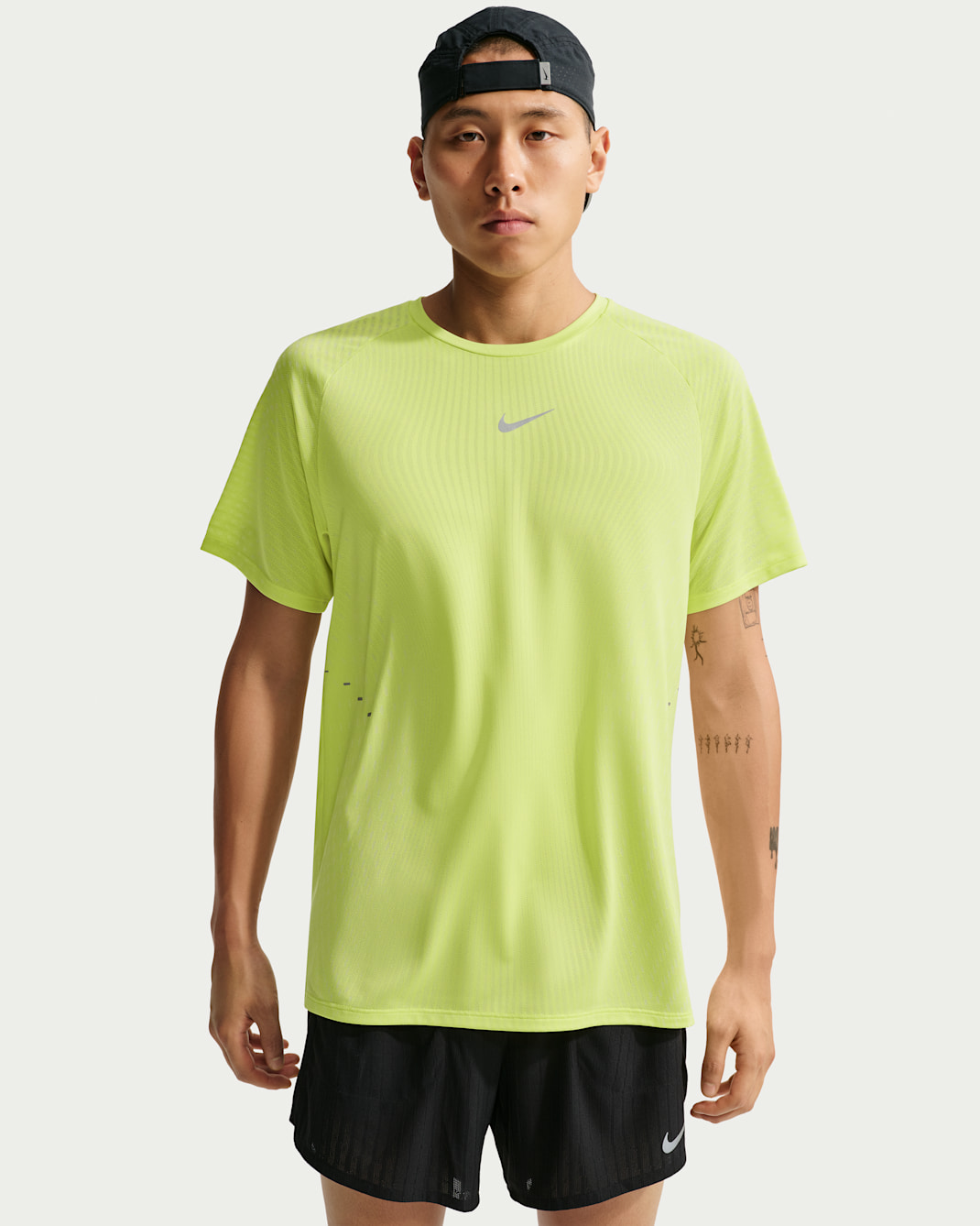 Nike ストライド Aero-FIT メンズ ショートスリーブ ランニングトップ - ライトレモンツイスト/ライトシルバー