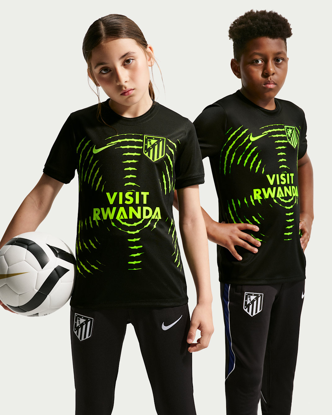 Playera de futbol Nike Dri-FIT para antes del partido del Club Atlético de Madrid visitante para niños talla grande - Negro/Volt/Volt