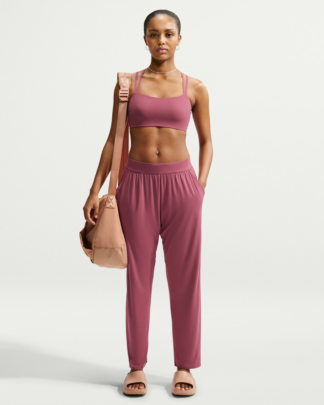 Pants de tiro medio holgados para mujer Nike Zenvy - Rosa humo/Blanco