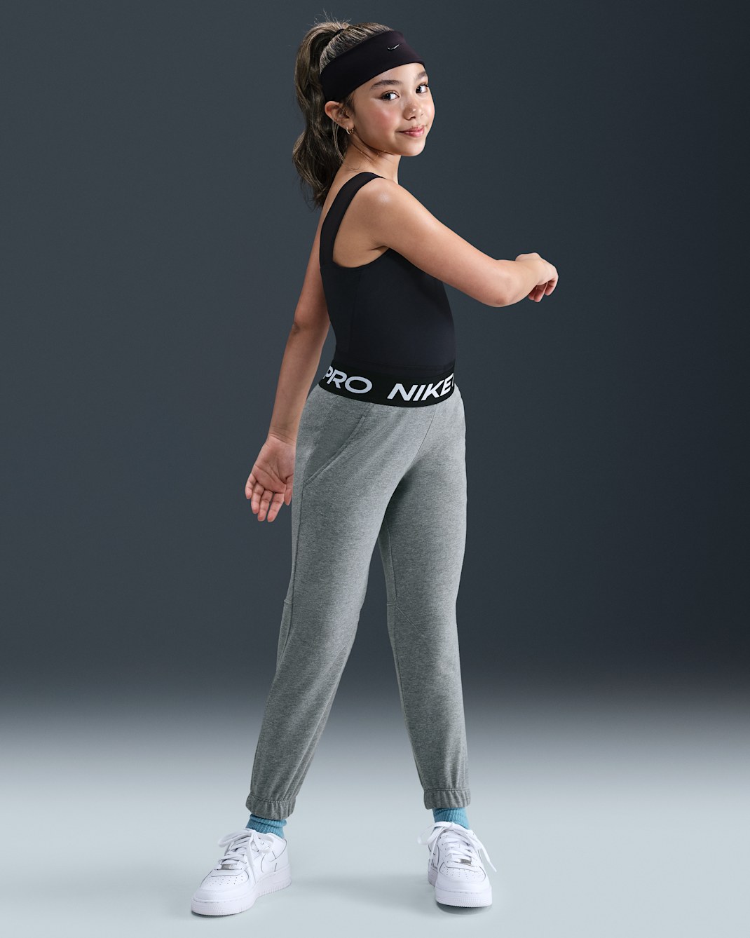 Joggers Dri-FIT para niña talla grande Nike Pro Fleece - Carbono jaspeado/Gris acero oscuro/Negro/Blanco