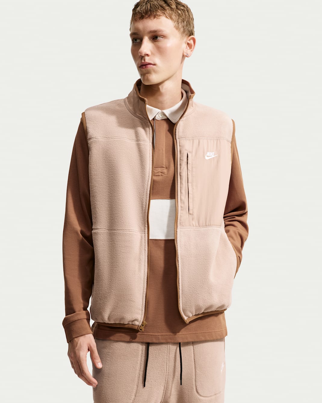 Veste sans manches Therma-FIT Nike Club pour homme - Hemp/Ale Brown/Blanc