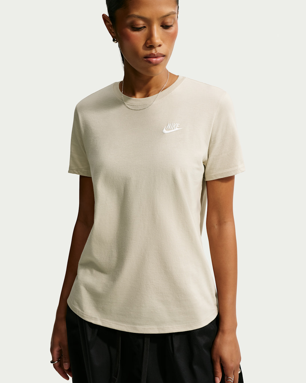 Tee-shirt Nike Sportswear Club Essentials pour femme - Cream II/Sail