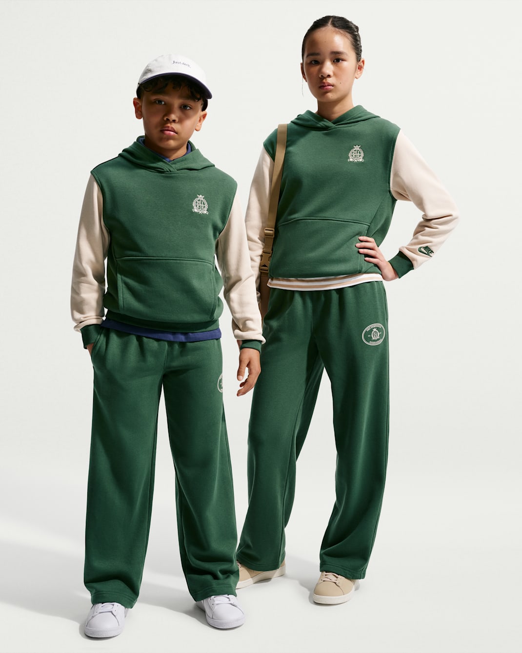Nike Sportswear Club Older Kids' French Terry Open-Hem Trousers - Fir/Sand Drift
