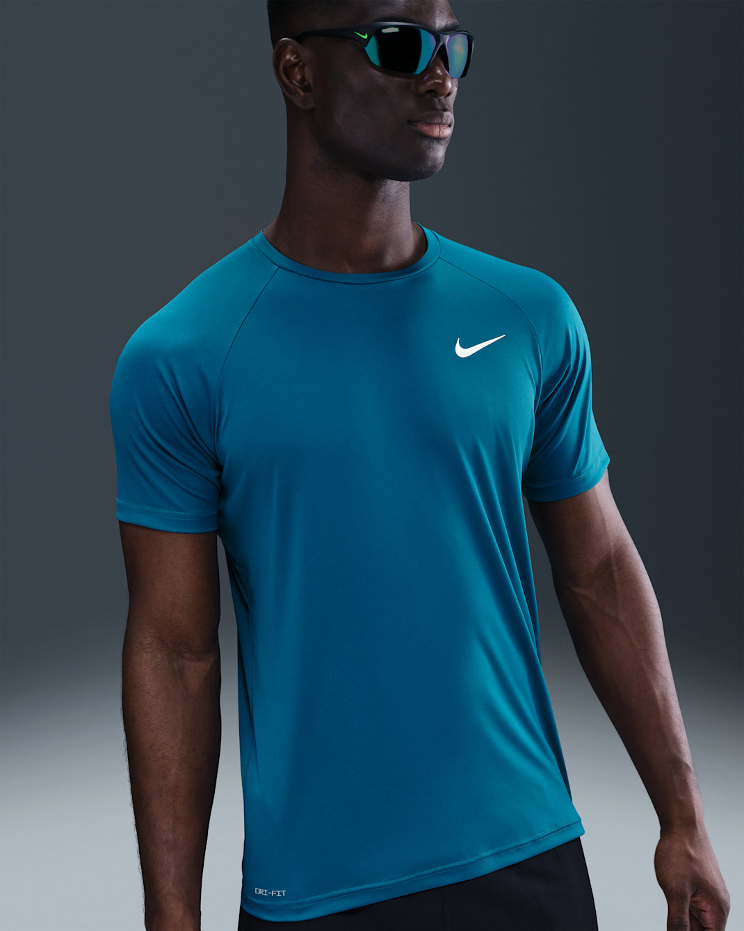 Playera de manga corta Dri-FIT UV para hombre Nike Swim Hydroguard Essential - Verde abismo/Blanco