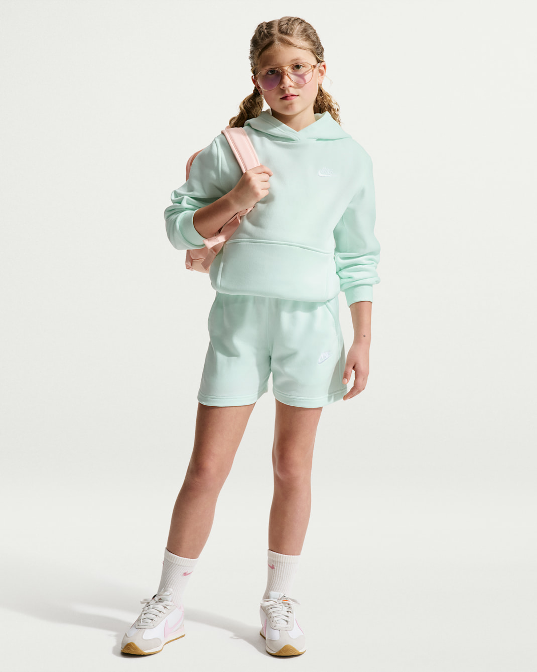 Nike Sportswear Club Fleece frottéshorts (13 cm) til store barn (jente) - Barely Green/Barely Green/Hvit