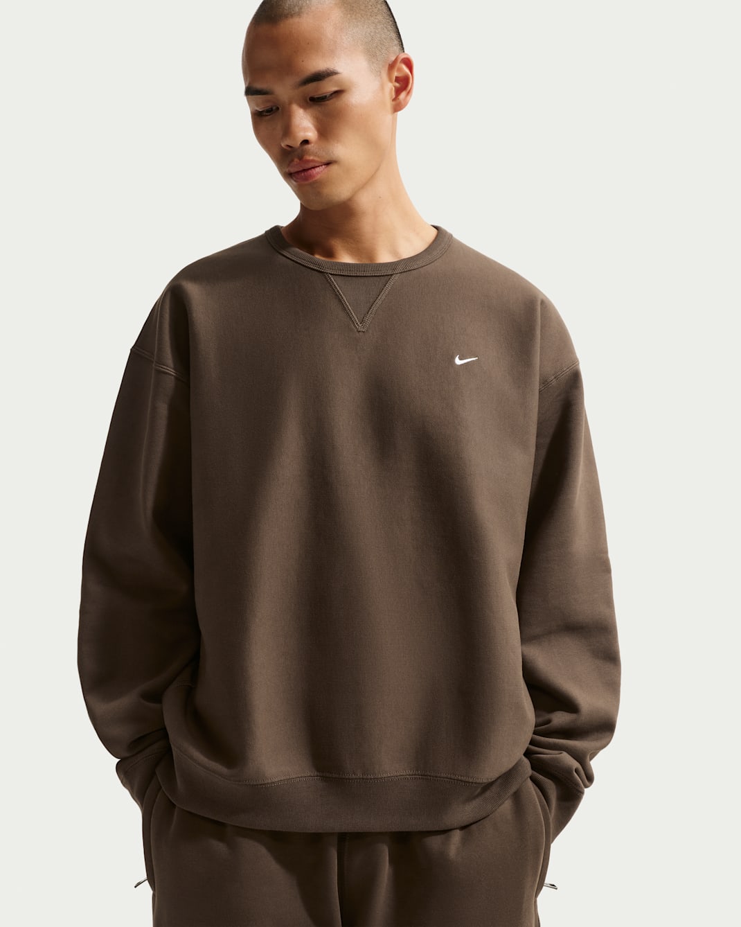 Sudadera de cuello redondo de tejido Fleece para hombre Nike Solo Swoosh - Avellana oscuro/Blanco