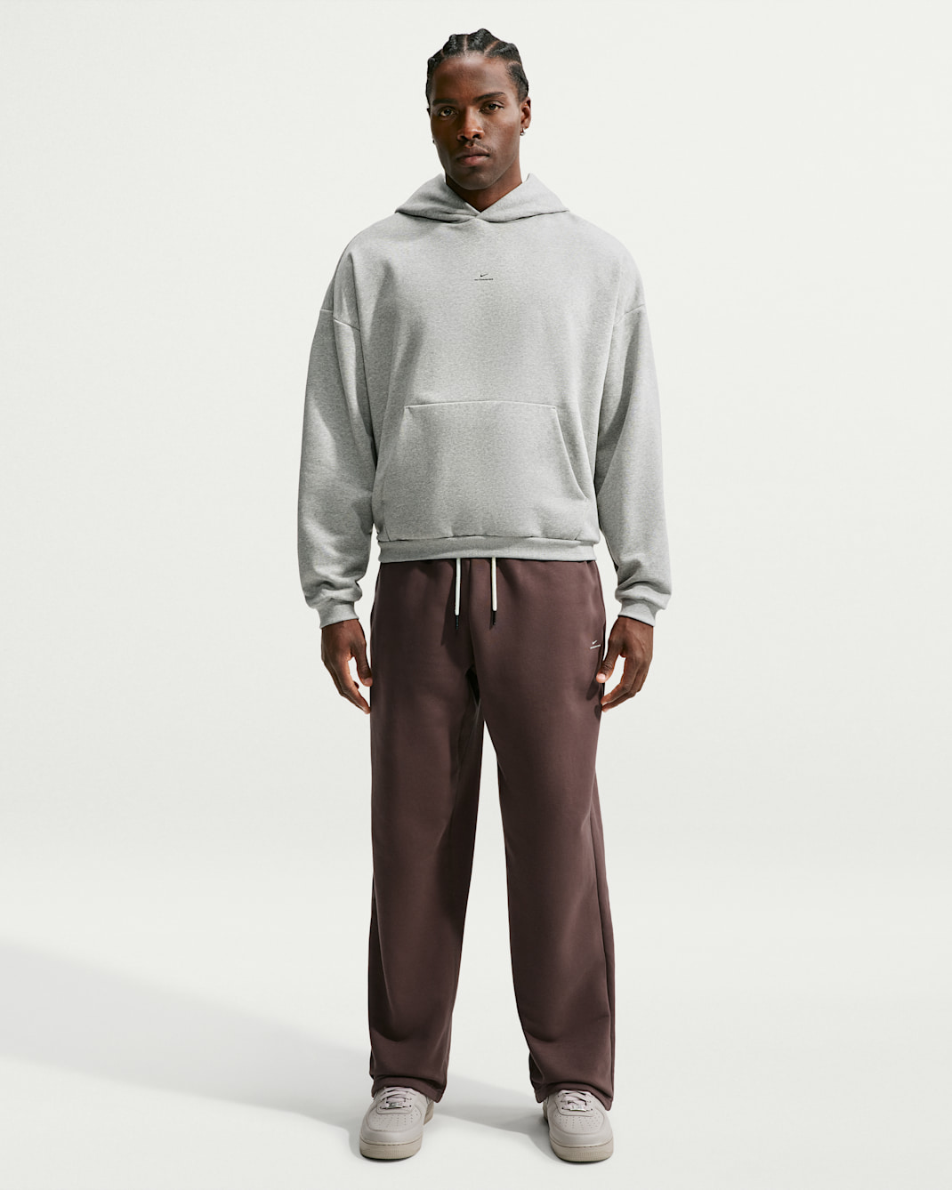 Pants de básquetbol Therma-FIT cepillados con dobladillo abierto para hombre Nike Standard Issue - Marrón barroco/Marfil pálido