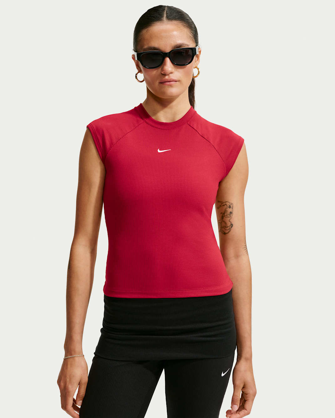 Damska przylegająca koszulka prążkowana z krótkim rękawem Nike Sportswear Chill Knit - Tough Red/Biel