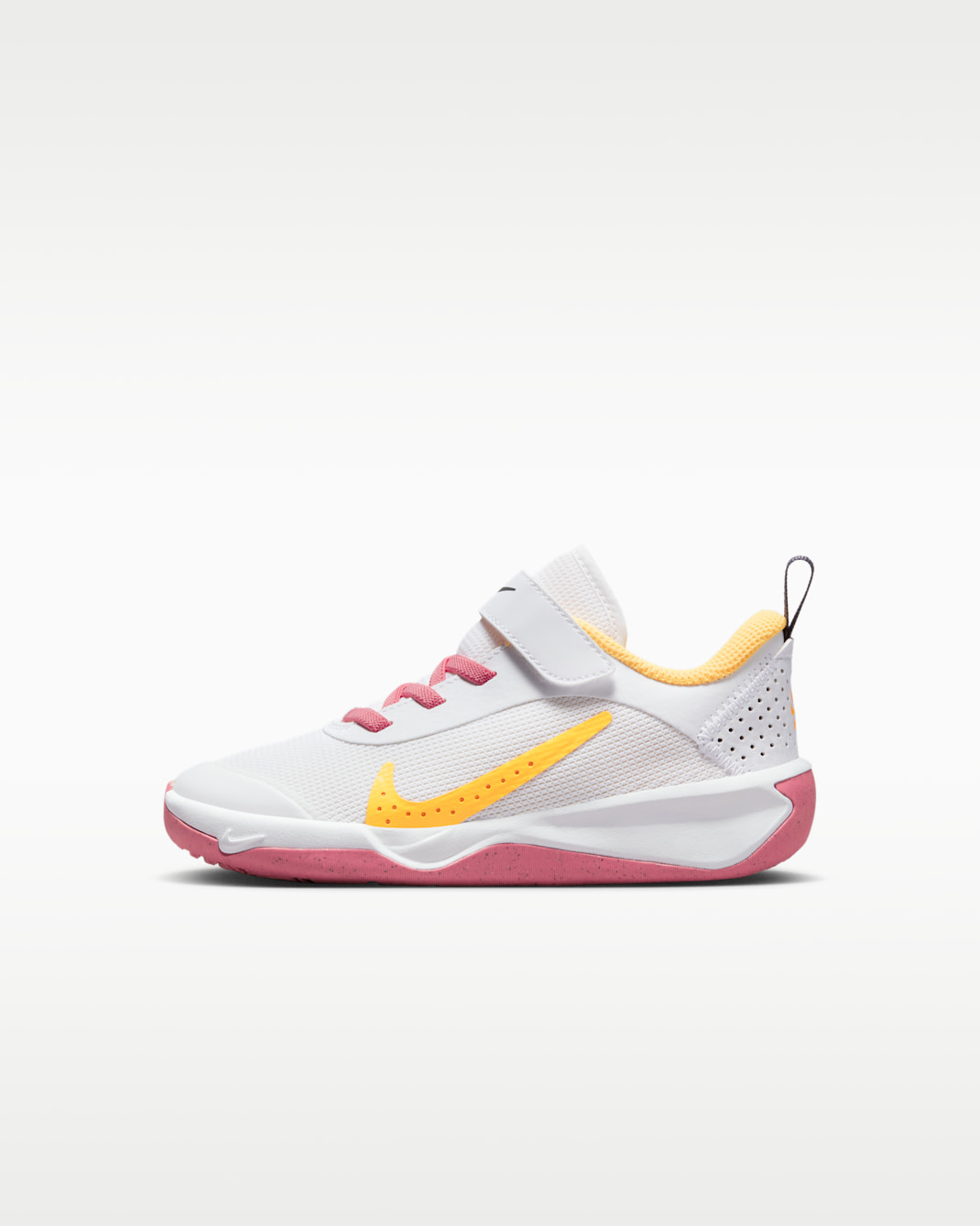 Nike Omni Multi-Court Younger Kids' Shoes - White/Coral Chalk/Sea Coral/Citron Pulse