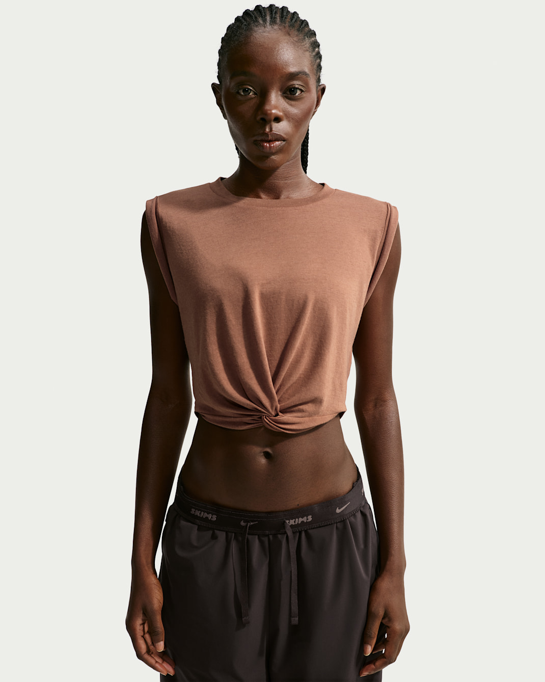 Débardeur court torsadé NikeSKIMS Performance Cotton Blend pour femme - NSKM Carob Brown