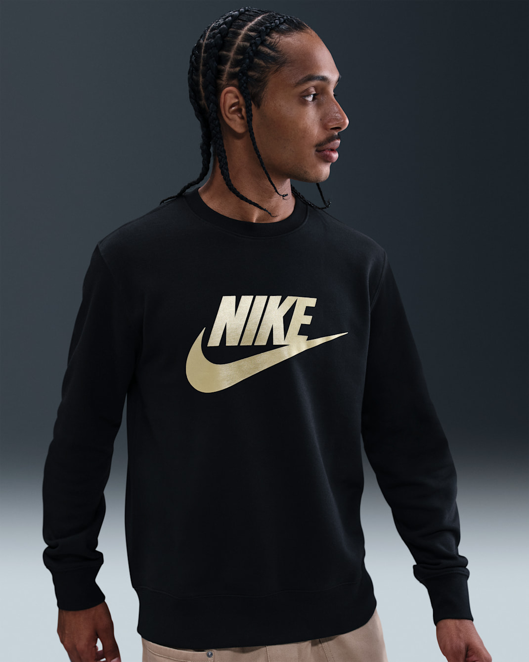 Pánská flísová mikina Nike Sportswear Club s kulatým výstřihem a grafickým motivem - Černá/Metallic Gold