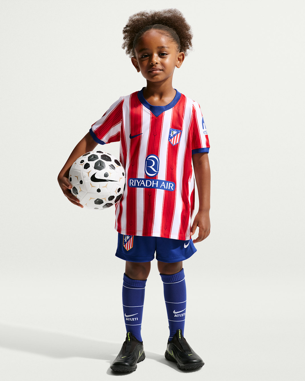 Club Atlético de Madrid 2026/27 Stadium Home Nike Football Replica-sæt i tre dele til mindre børn - hvid/University Red/Deep Royal Blue/Deep Royal Blue