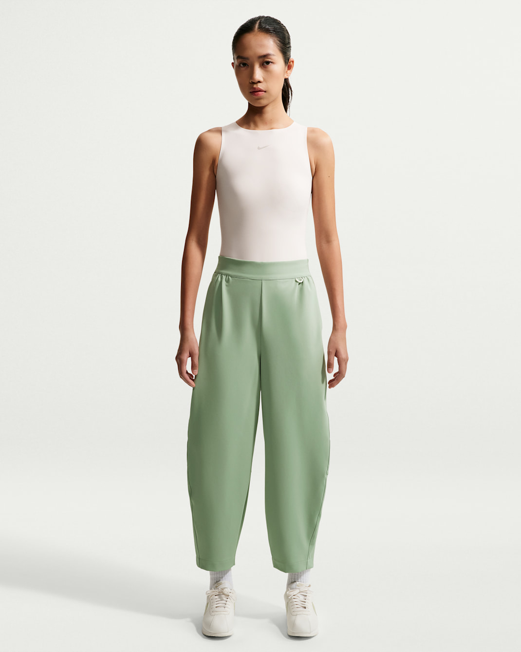 나이키 24.7 퍼펙트스트레치 여성 드라이 핏 하이웨이스트 루즈 배럴 레그 팬츠 - 스팀/더치 그린