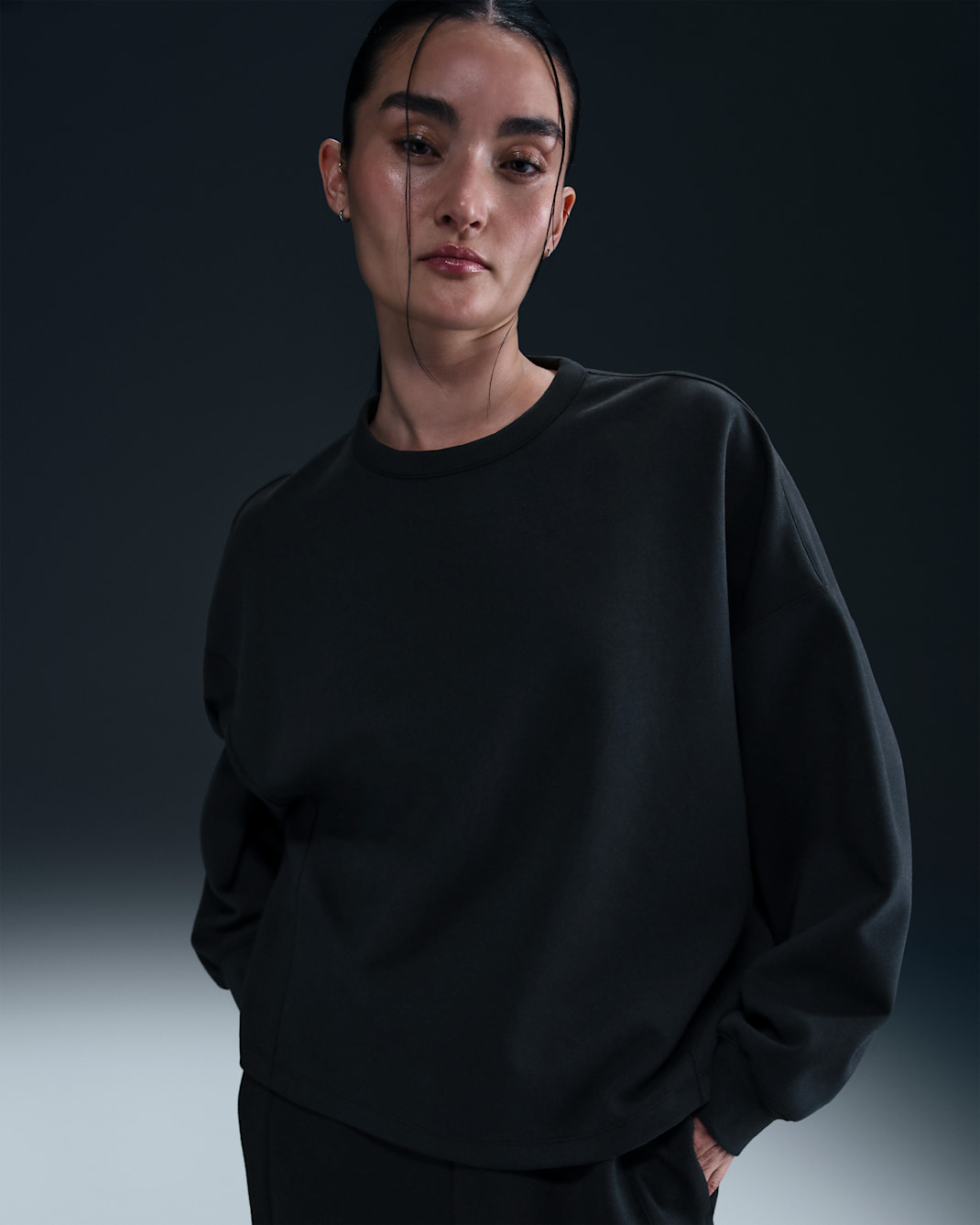 เสื้อคอกลมโอเวอร์ไซส์ Dri-FIT ผู้หญิง Nike 24.7 ImpossiblySoft - ดำ/Dark Smoke Grey