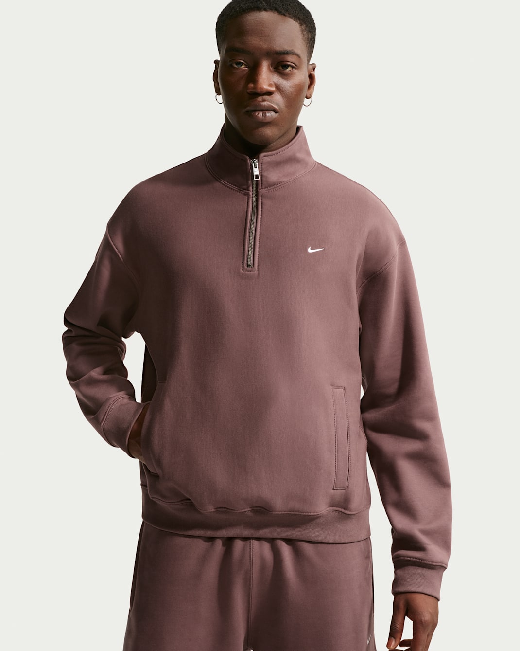 Playera con cierre de 1/4 de tejido Fleece para hombre Nike Solo Swoosh - Tatuaje/Blanco