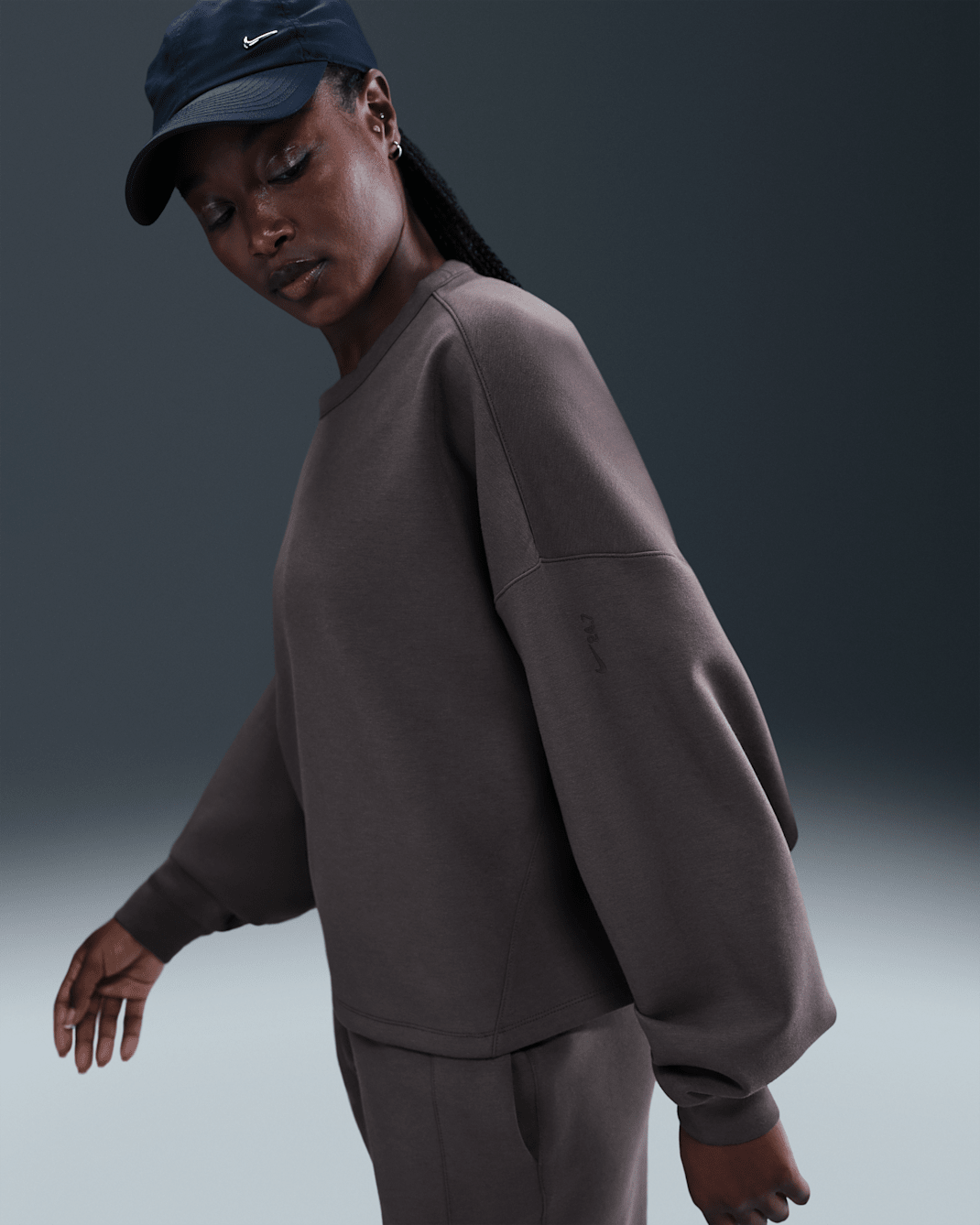 Playera Dri-FIT oversized de cuello redondo para mujer Nike 24.7 ImpossiblySoft - Gris trueno/Sombra oscuro
