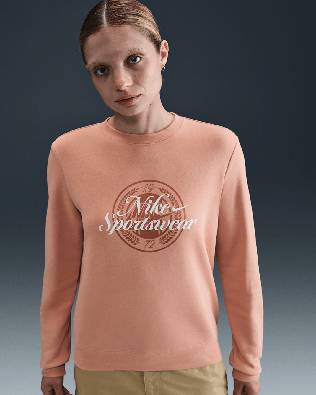 Sudadera de cuello redondo con gráfico para mujer Nike Sportswear Club Fleece - Oro rosa/Vela