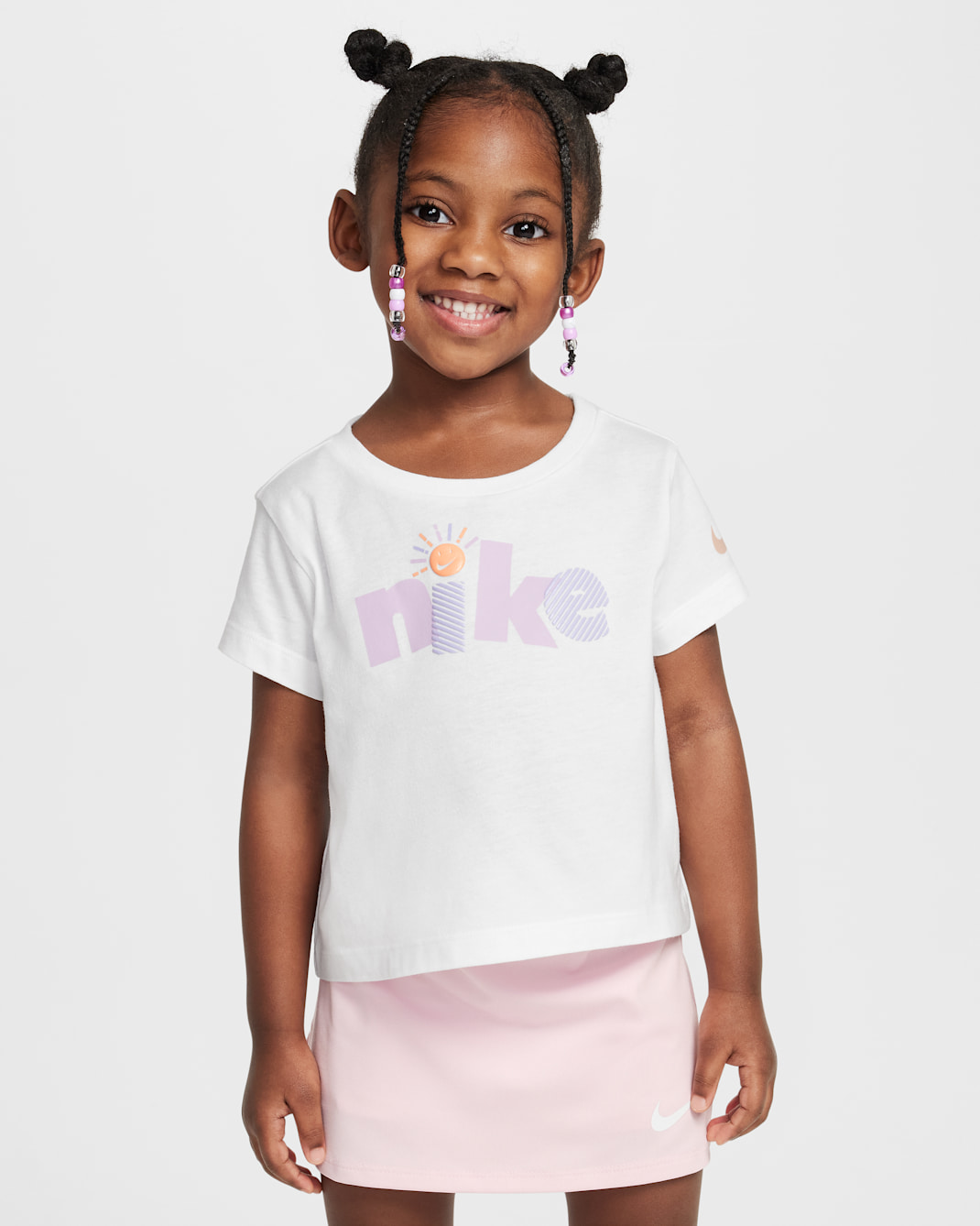Playera con gráfico infantil Nike Sunny Swoosh - Blanco