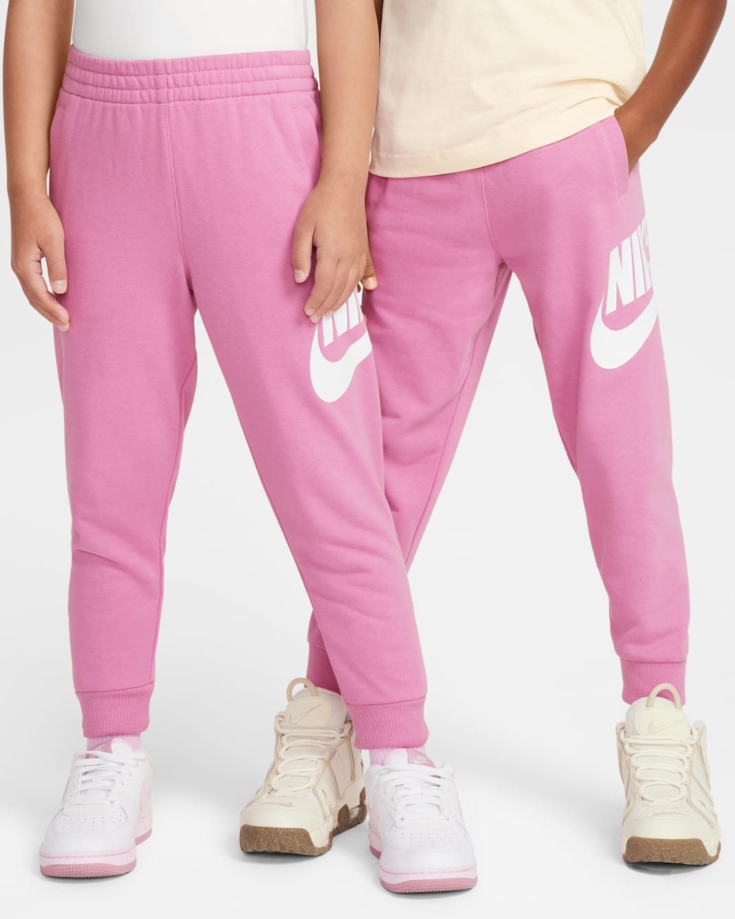 Pants de entrenamiento de French Terry para niños talla pequeña Nike Sportswear Club Fleece - Flamenco mágico