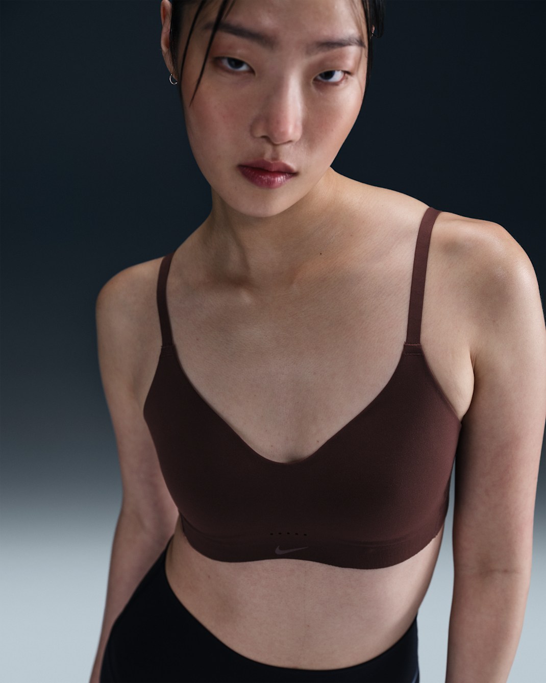 Nike Alate Minimalist Sport-BH mit Polster, verstellbaren Trägern und leichtem Halt - Earth/Weiß