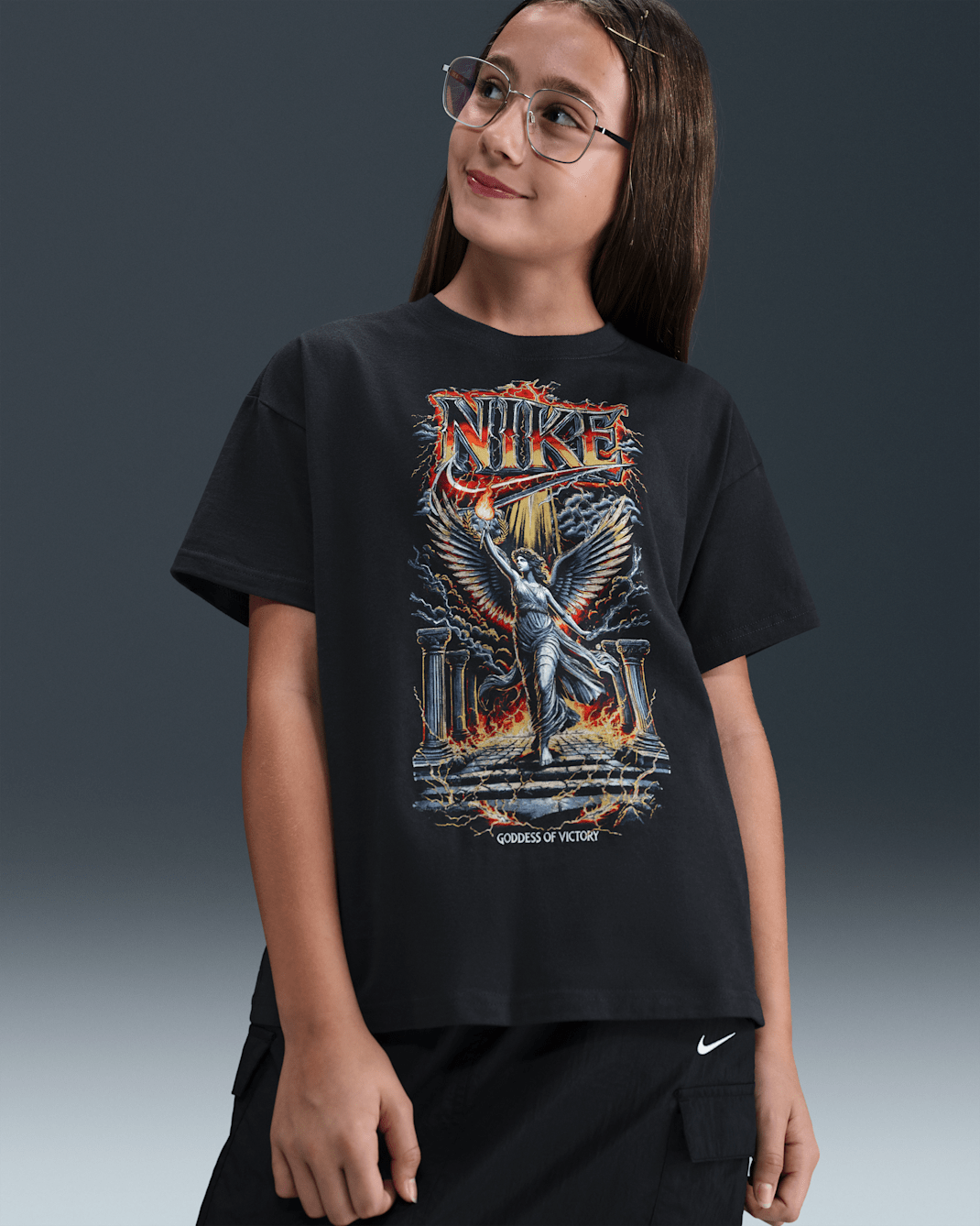 Playera para niña talla grande Nike Sportswear Essential - Sombrío apagado