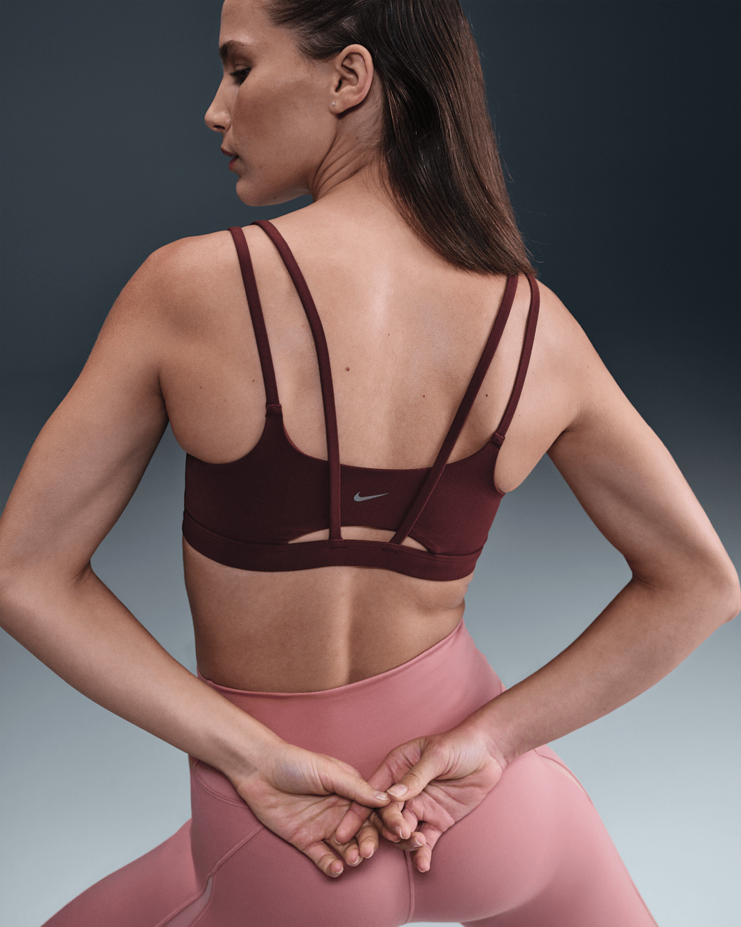 Gepolsterter Nike Zenvy Strappy Sport-BH mit leichtem Halt - Burgundy Crush/Weiß