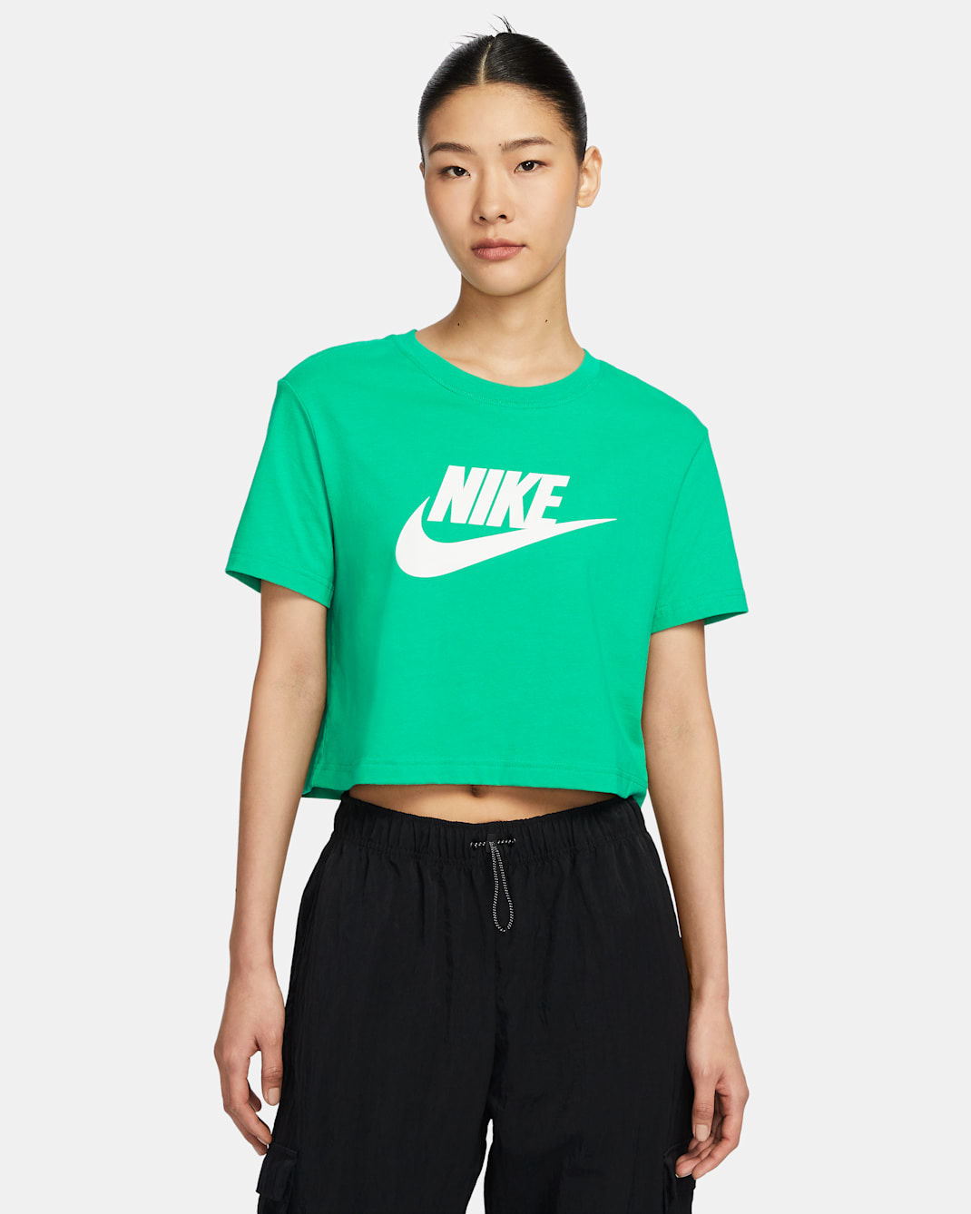 เสื้อยืดเอวลอยผู้หญิง Nike Sportswear Essential - Stadium Green/ขาว