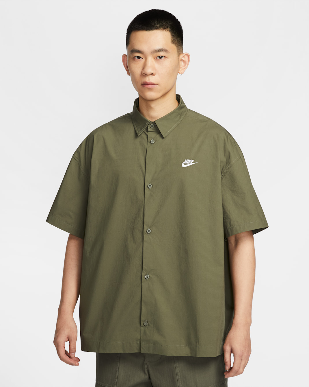ナイキ クラブ メンズ ショートスリーブ ボタンアップ シャツ - ミディアムオリーブ/ホワイト