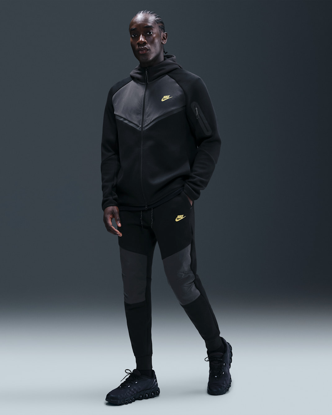 Nike Tech joggingbroek van fleece voor heren - Zwart/Dark Smoke Grey/Metallic Gold
