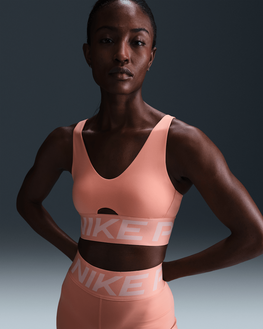Bra deportivo de media sujeción con almohadillas para mujer Nike Pro Indy Plunge - Ágata melocotón/Coral lavado/Blanco