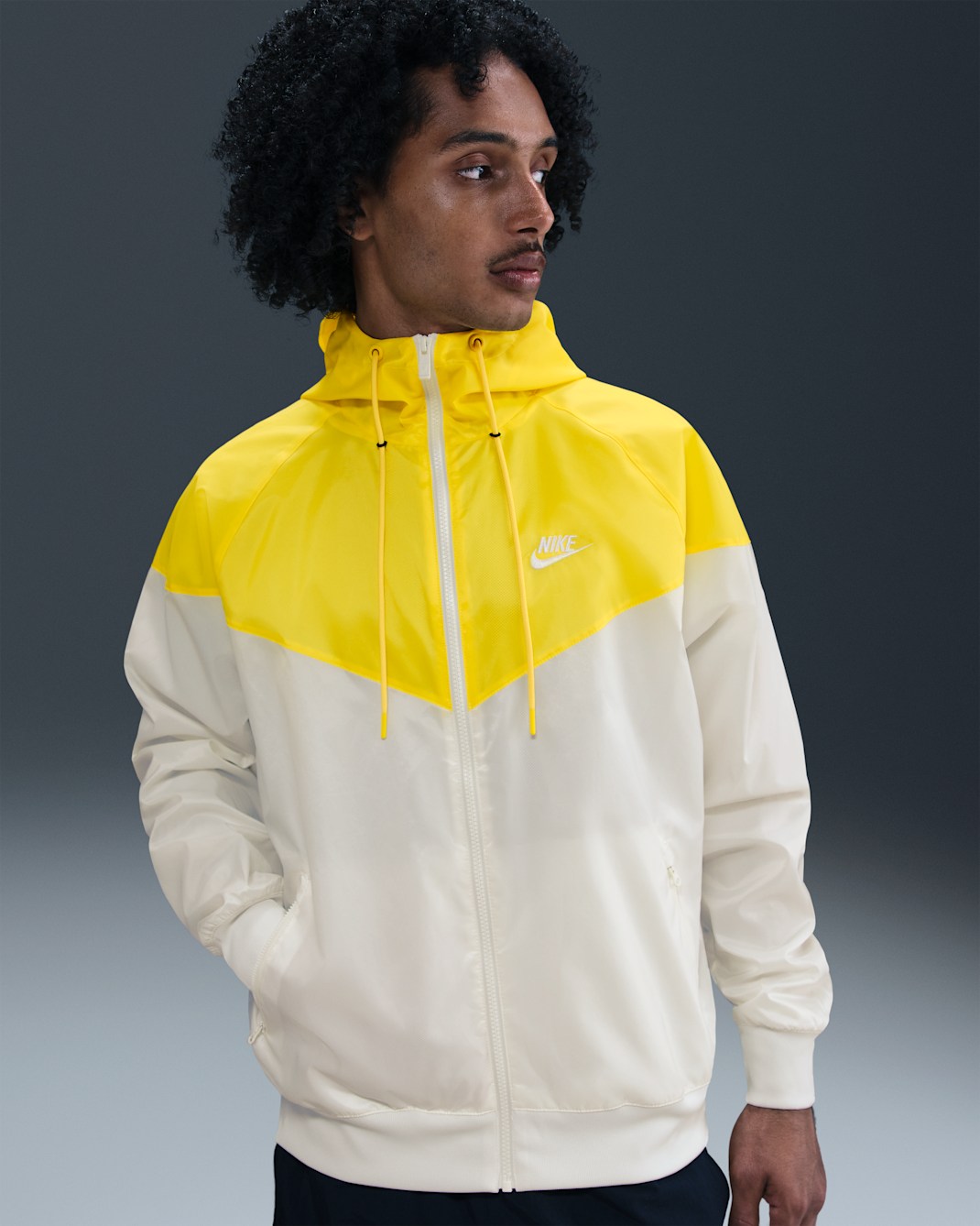 Chamarra con gorro para hombre Nike Sportswear Windrunner - Vela/Relámpago/Blanco