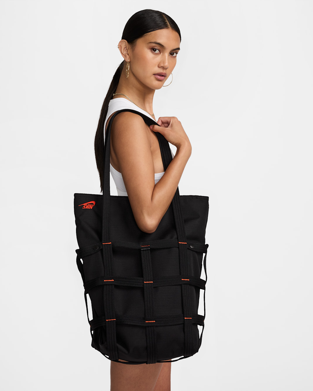 ナイキ スポーツウェア カーゴトート (12L) - ブラック/ブラック/オレンジ