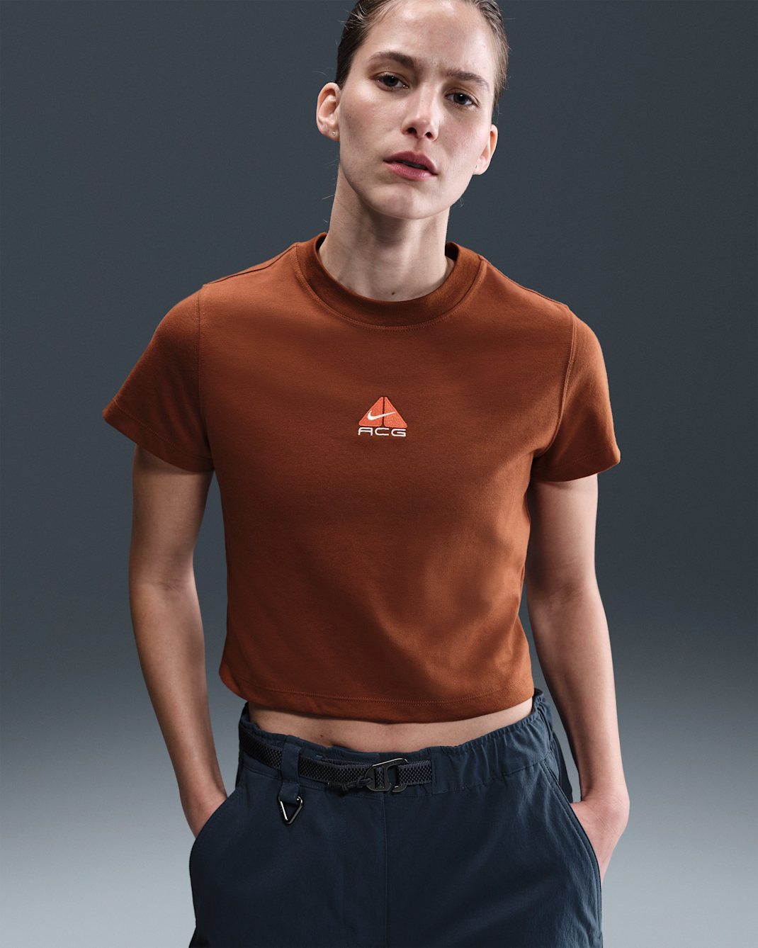 Nike ACG Dri-FIT Kısa Kollu Kadın Tişörtü - Cinnamon/Picante Red/Summit White