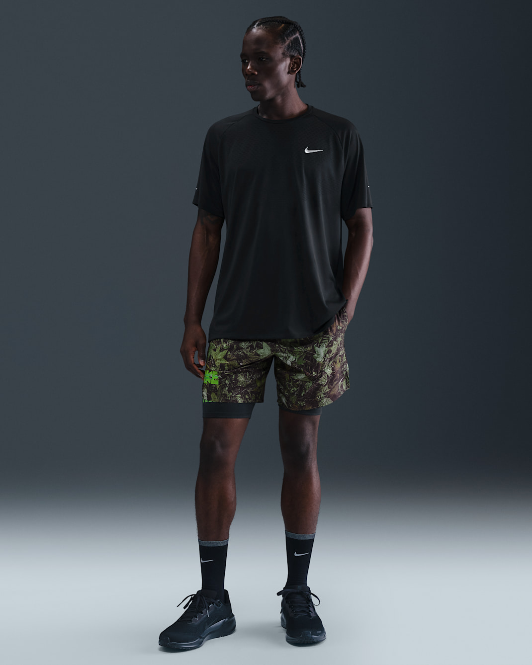 Nike Stride Men's Dri-FIT 18cm (approx.) Brief-Lined Printed Running Shorts - Black/White/Forest Green
