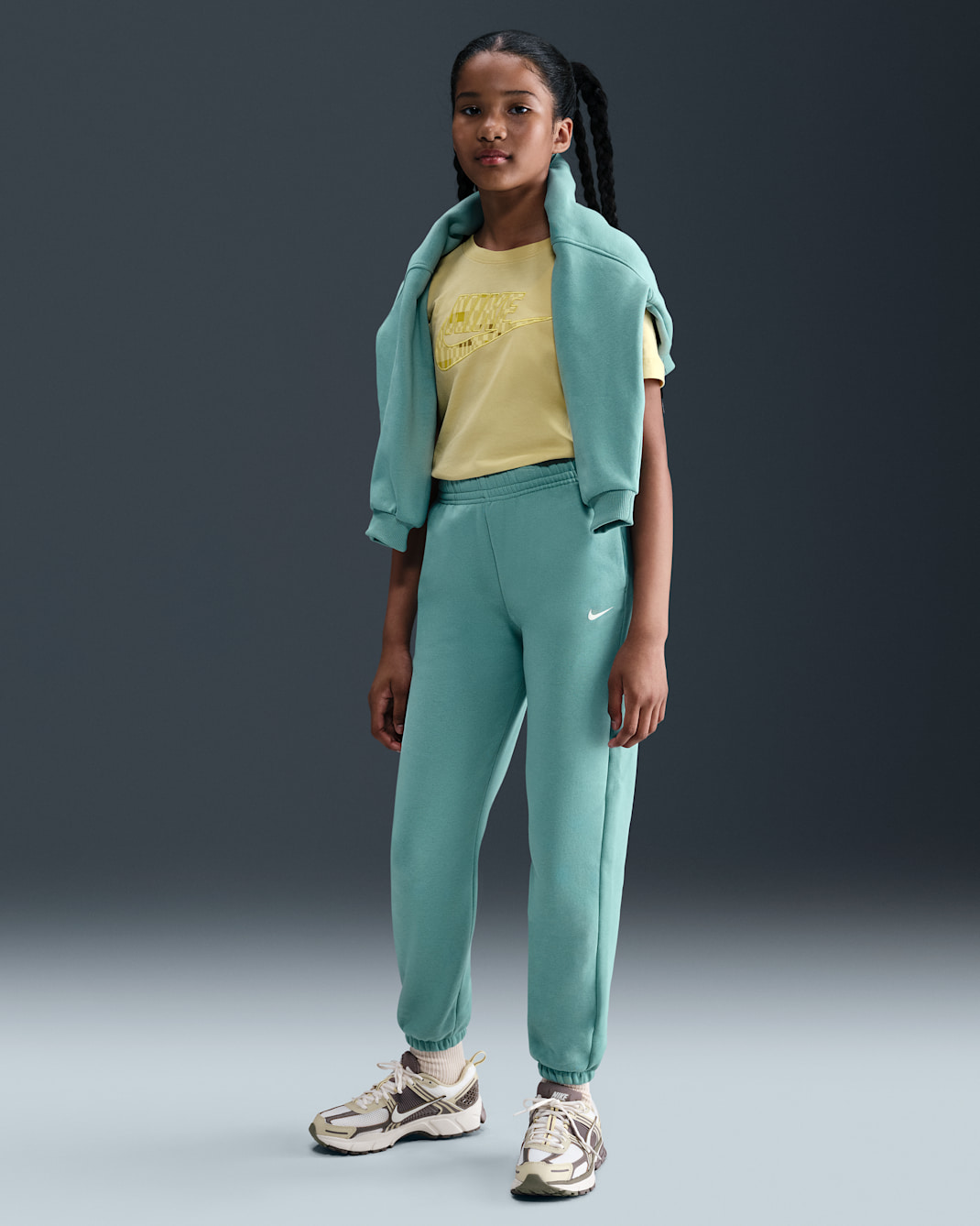 Dzianinowe spodnie o kroju oversize dla dużych dzieci (dziewcząt) Nike Sportswear - Cannon/Soft Pearl