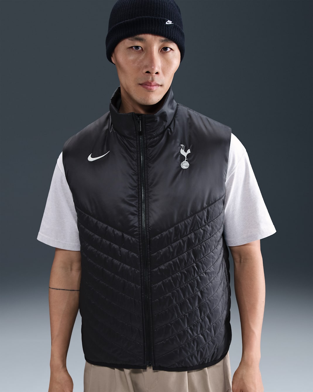 Tottenham Hotspur Windrunner Men's Nike Therma-FIT Football Midweight Puffer Gilet - Black/Black/Light Iron Ore