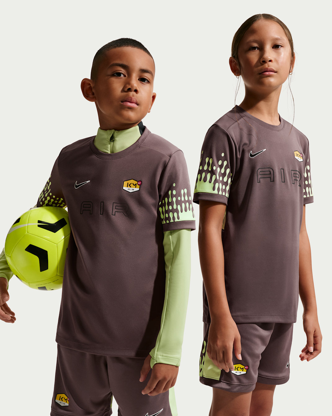 Playera de fútbol de manga corta Dri-FIT Kylian Mbappé Academy para niños talla grande - Eclipse ciruela/Lima líquida claro/Eclipse ciruela/Negro