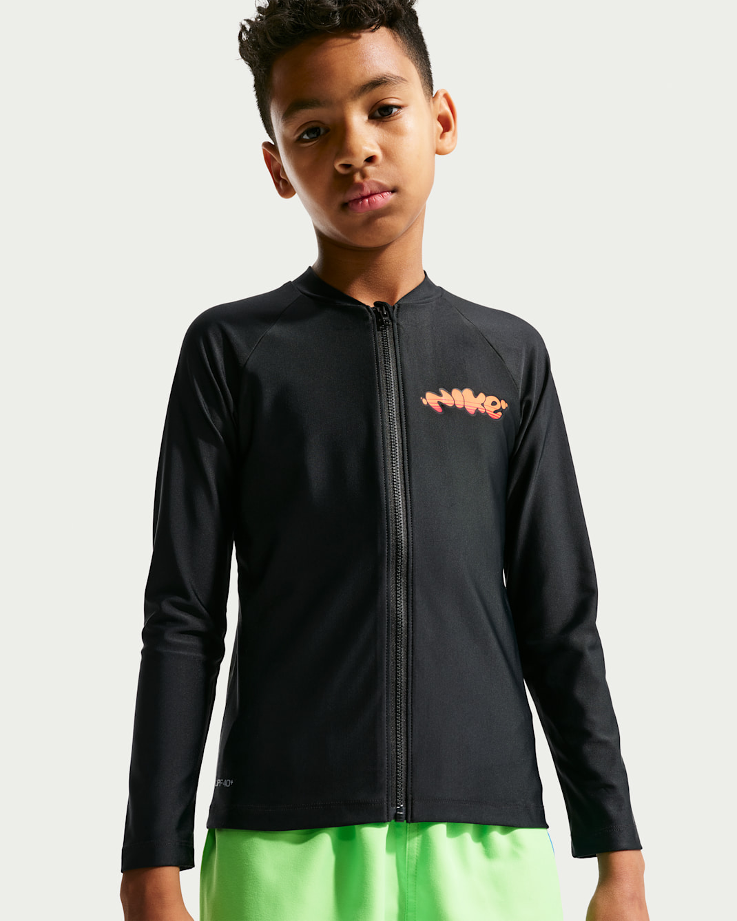 Playera de manga larga con cierre para niños talla grande Nike Swim Hydroguard - Negro/Gris azulado/Gris azulado/Naranja pulso