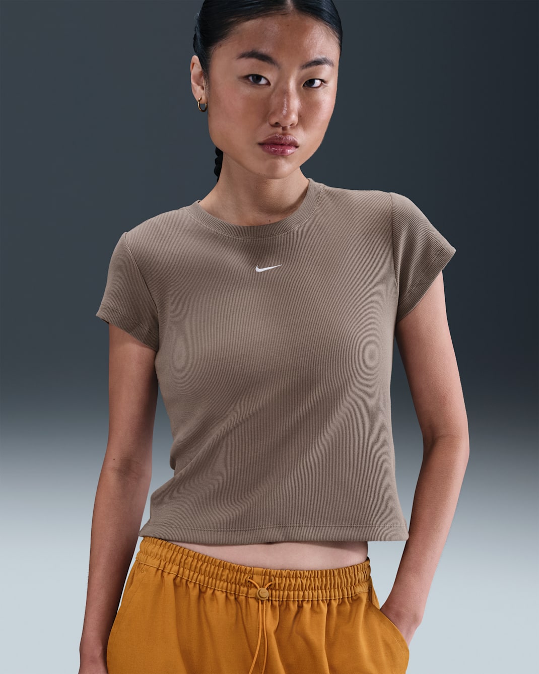 เสื้อยืดแขนสั้นผ้าร่องรัดรูปผู้หญิง Nike Sportswear - Mink Brown