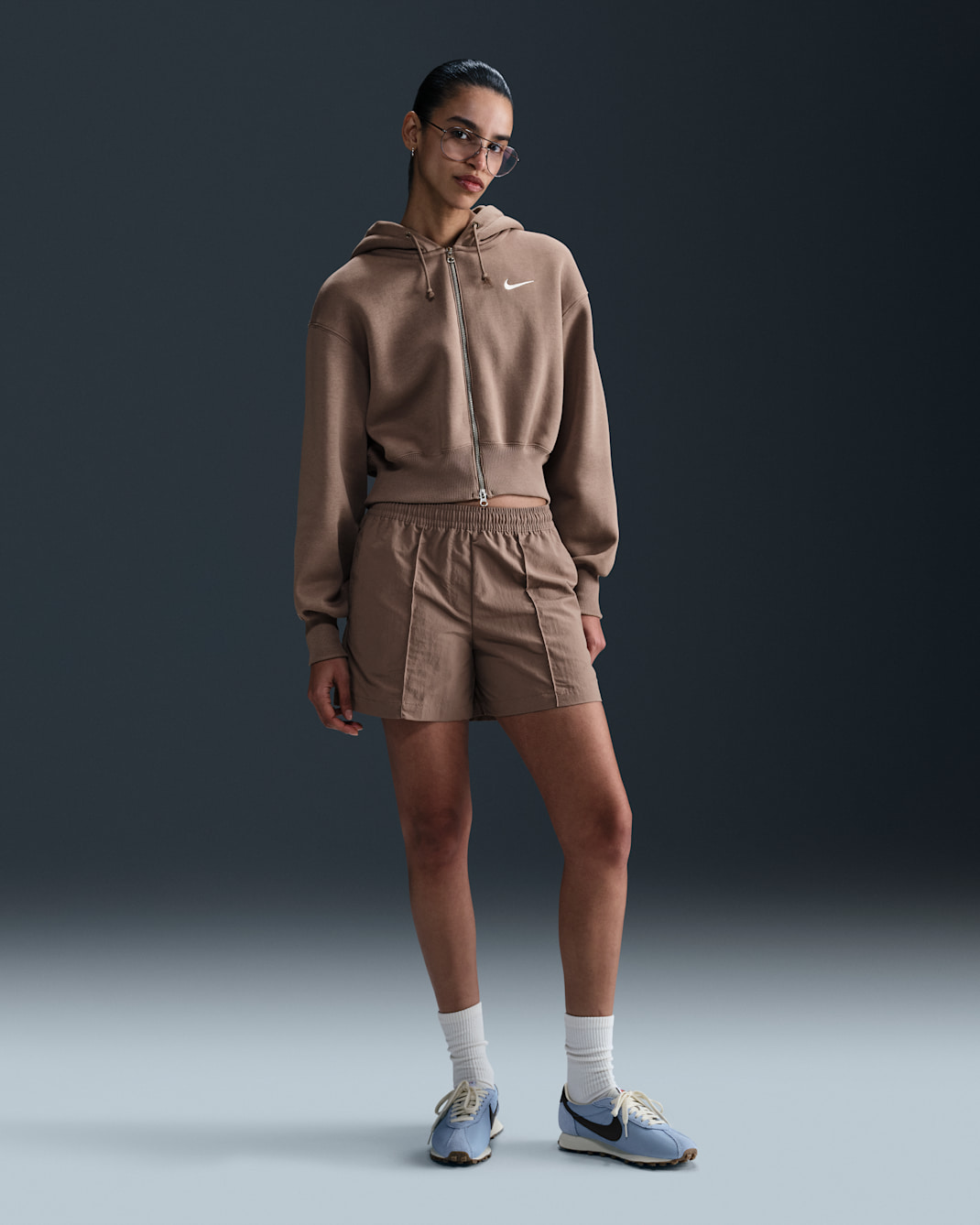 Shorts de tiro medio de 13 cm para mujer Nike Sportswear Everything Wovens - Marrón visón/Blanco