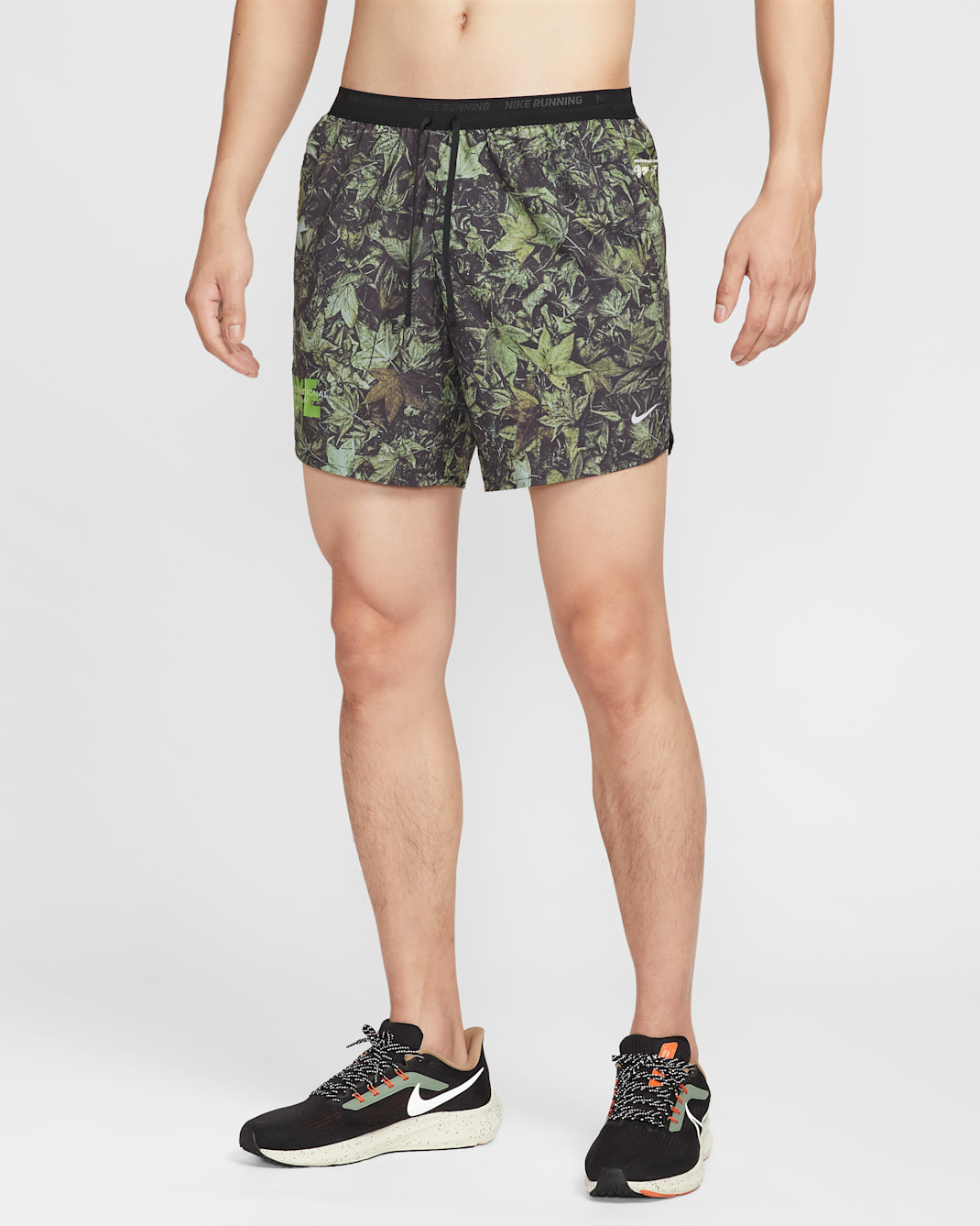 Nike Stride Men's Dri-FIT 18cm (approx) Brief-Lined Printed Running Shorts - Black/White/Forest Green