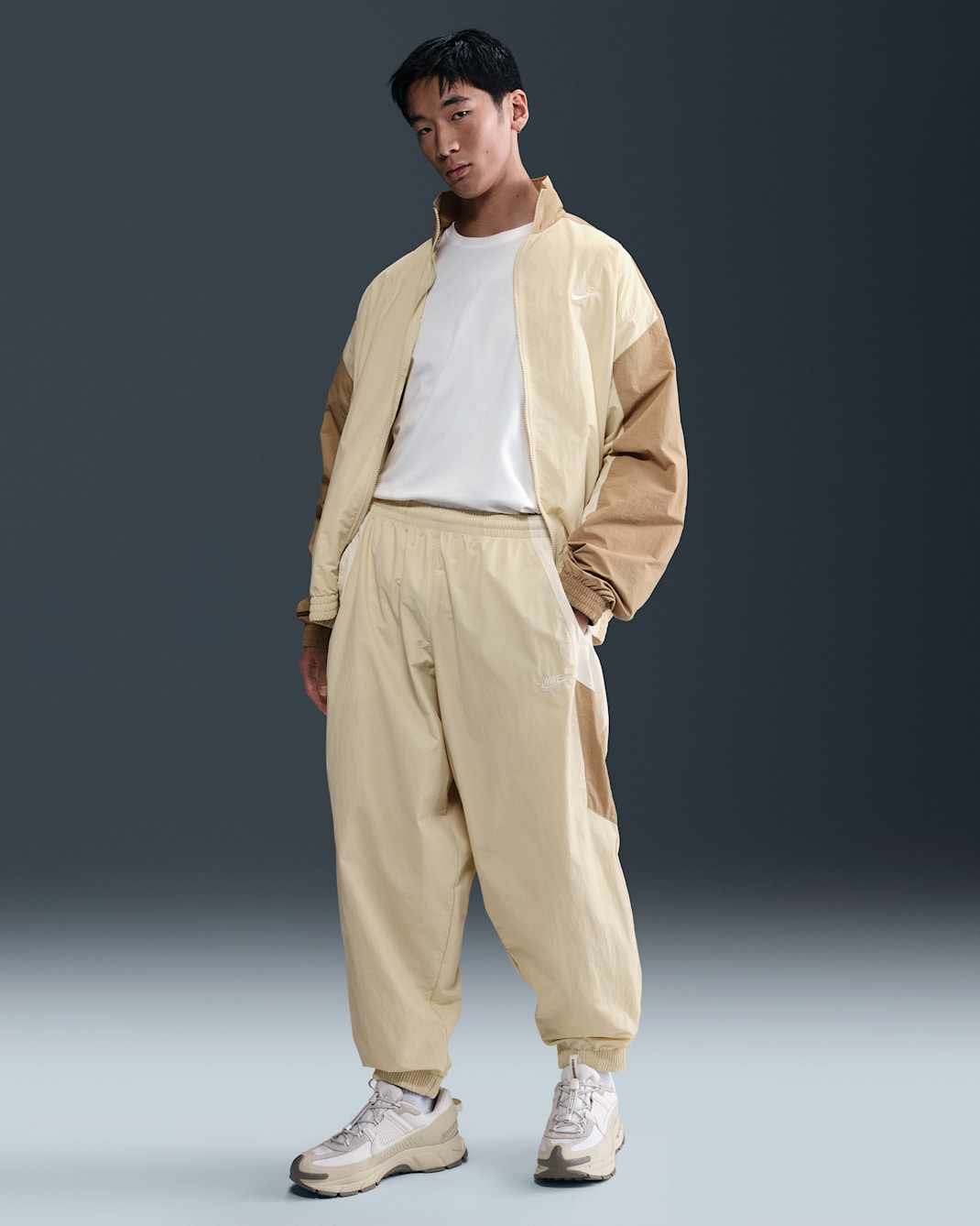 나이키 클럽 남성 오버사이즈 우븐 트랙 팬츠 - 라이트 카키/세일/파라슈트 베이지/화이트
