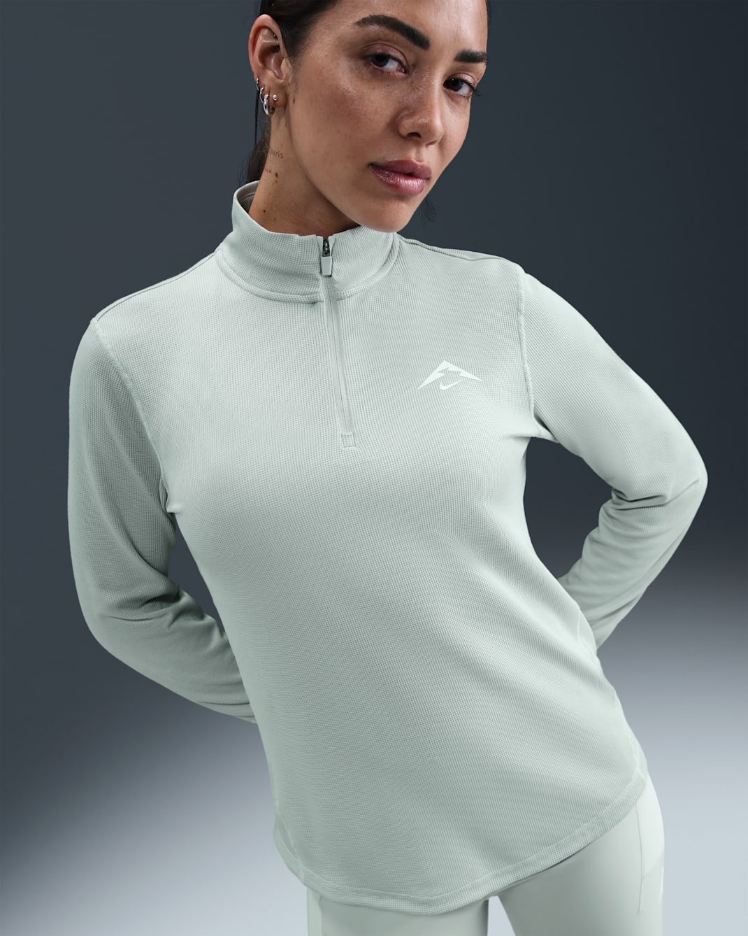 Nike Trail Dri-FIT mellomlag for løping med glidelås i halsen til dame - Light Silver/Summit White
